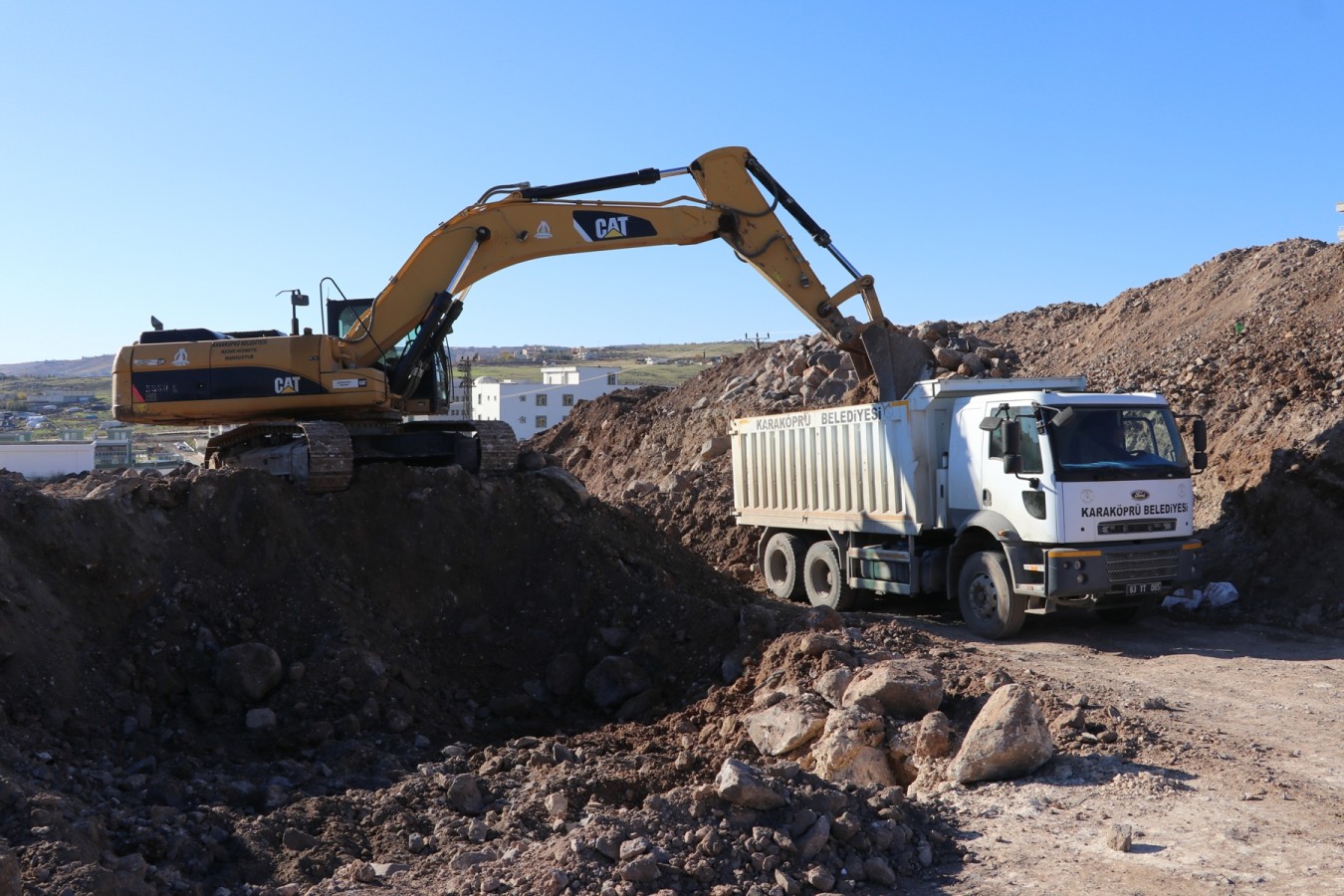 Karaköprü Belediyesi Yılda 45 Kilometre Yeni Yol Açtı !!!