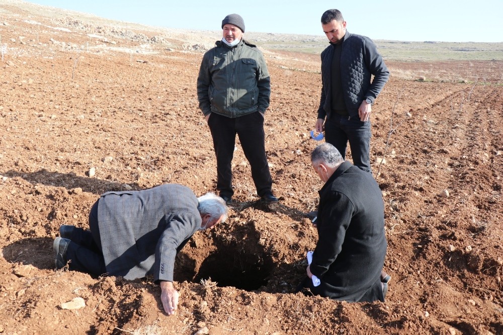 Depremler sonrası oluşan obruk korkuttu !!!