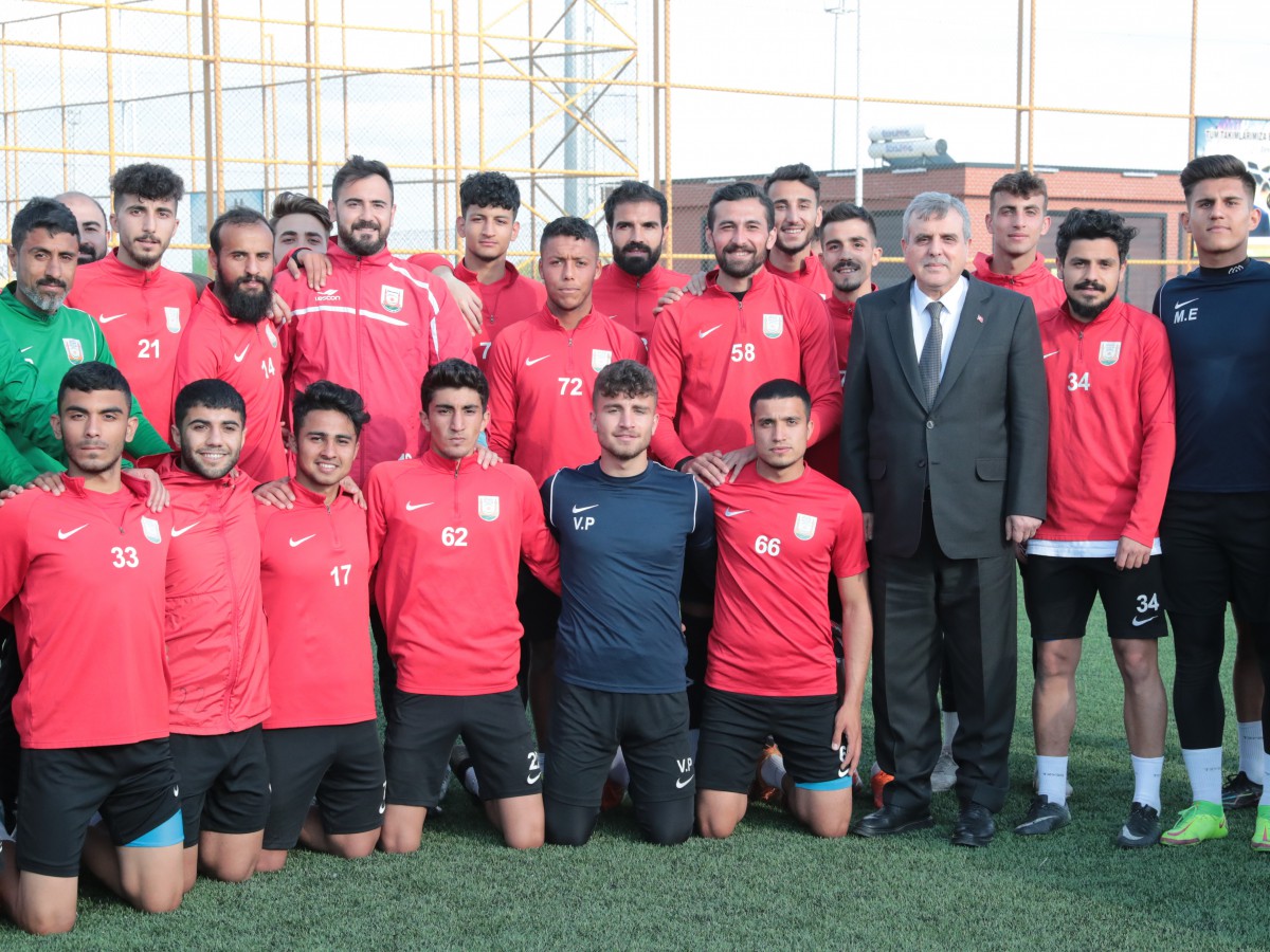 Başkan Beyazgül Genç Sporcularla Antrenmanda Bir Araya Geldi