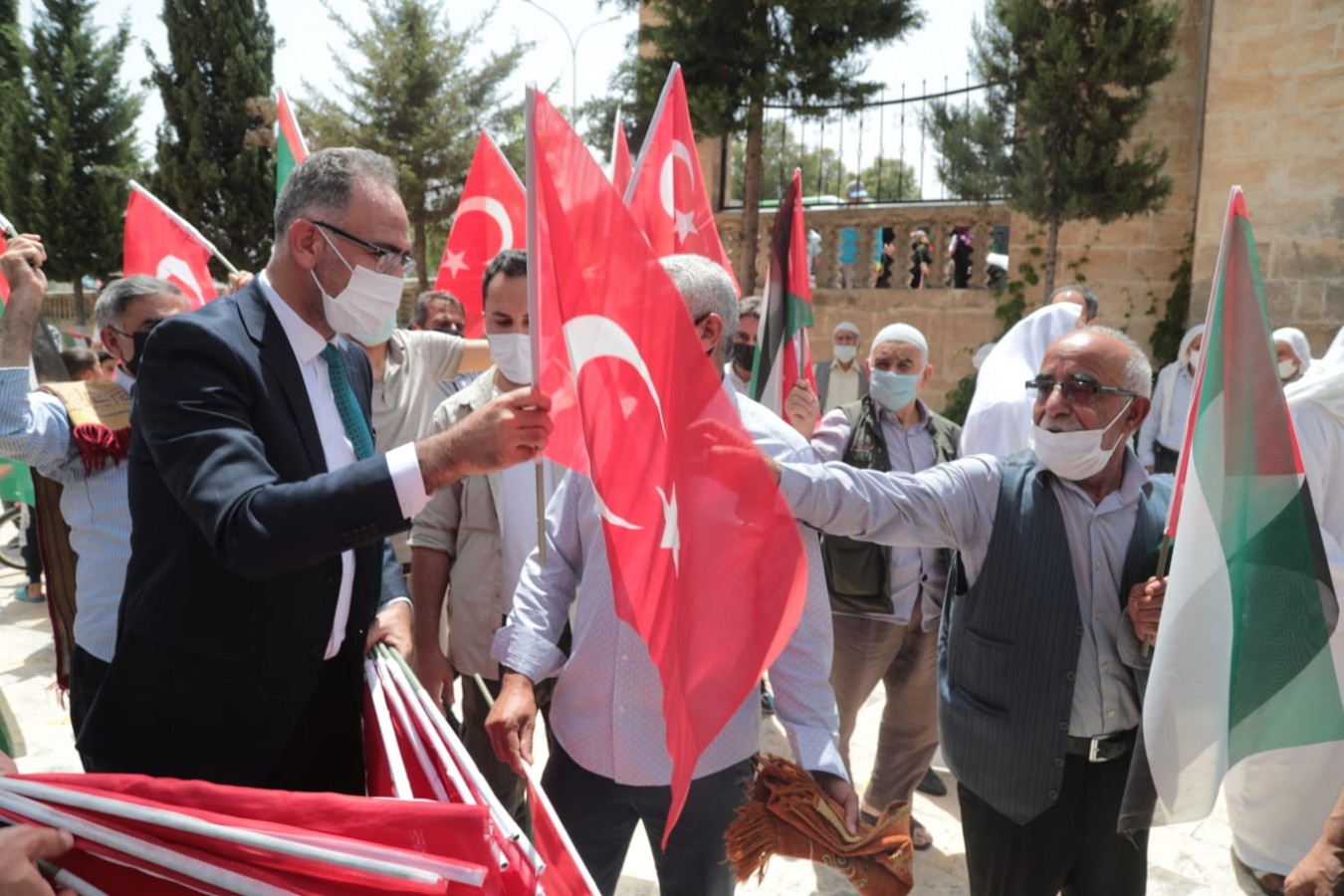 Başkan Kuş Kendi Elleriyle Bayrak Dağıttı