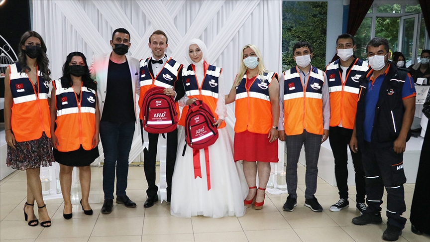 Bolu'da AFAD Gönüllüsü Gelin ve Damadın Takısı Afet ve Acil Durum Çantası Oldu