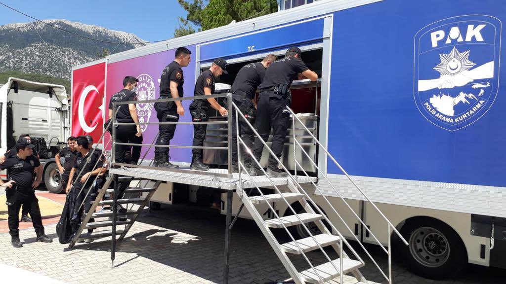 EGM, Mobil Mutfak Tırlarıyla da Afet Bölgesinde Yemek Dağıtımına Başladı.