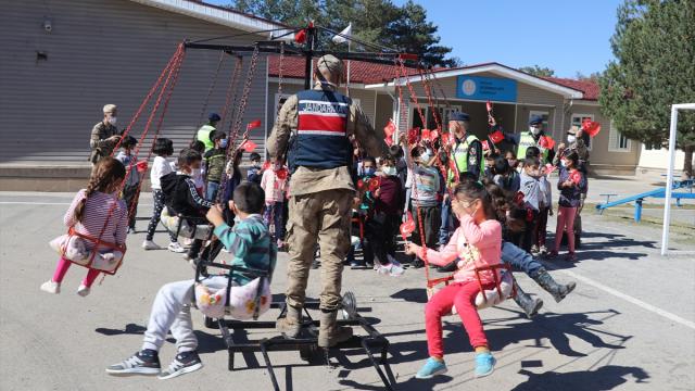 Jandarma'dan Öğrencilere Dönme Dolap Sürprizi