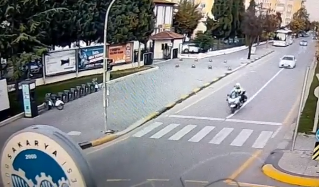 Trafik Polisi Araçta Rahatsızlanan Yaşlı Kadın İçin Yolu Açtı