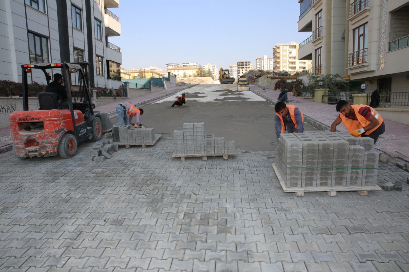 Karaköprü Belediyesi Üst Yapı Çalışmalarına Aralıksız Devam Ediyor