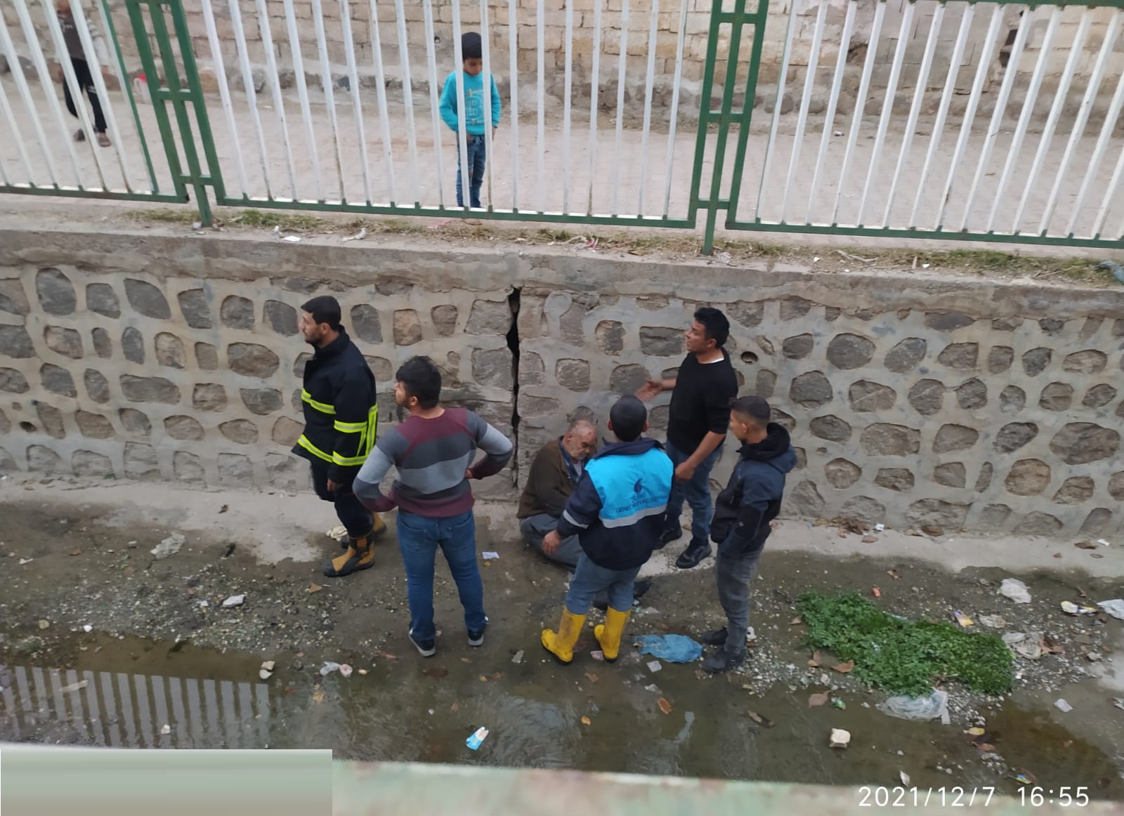Motosiklet Sürücüsü Direksiyon Hakimiyetini Kaybederek Dereye Düştü
