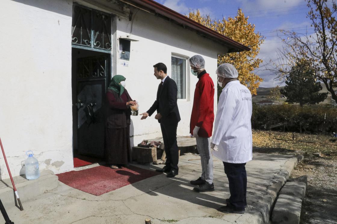 İhtiyaç Sahiplerinin İstihdam Edildiği Projeyle Dezavantajlı Ailelere Yemek Dağıtılıyor