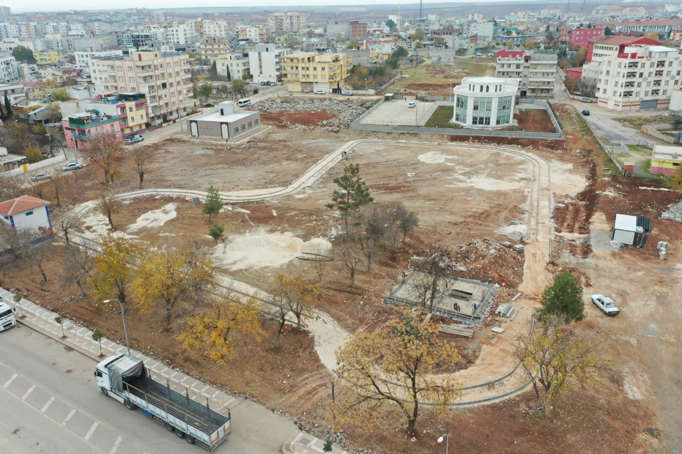 Şanlıurfa Büyükşehir Belediyesi Hilvan İlçesinde Kent Parkının Yapım Çalışmalarını Başlattı