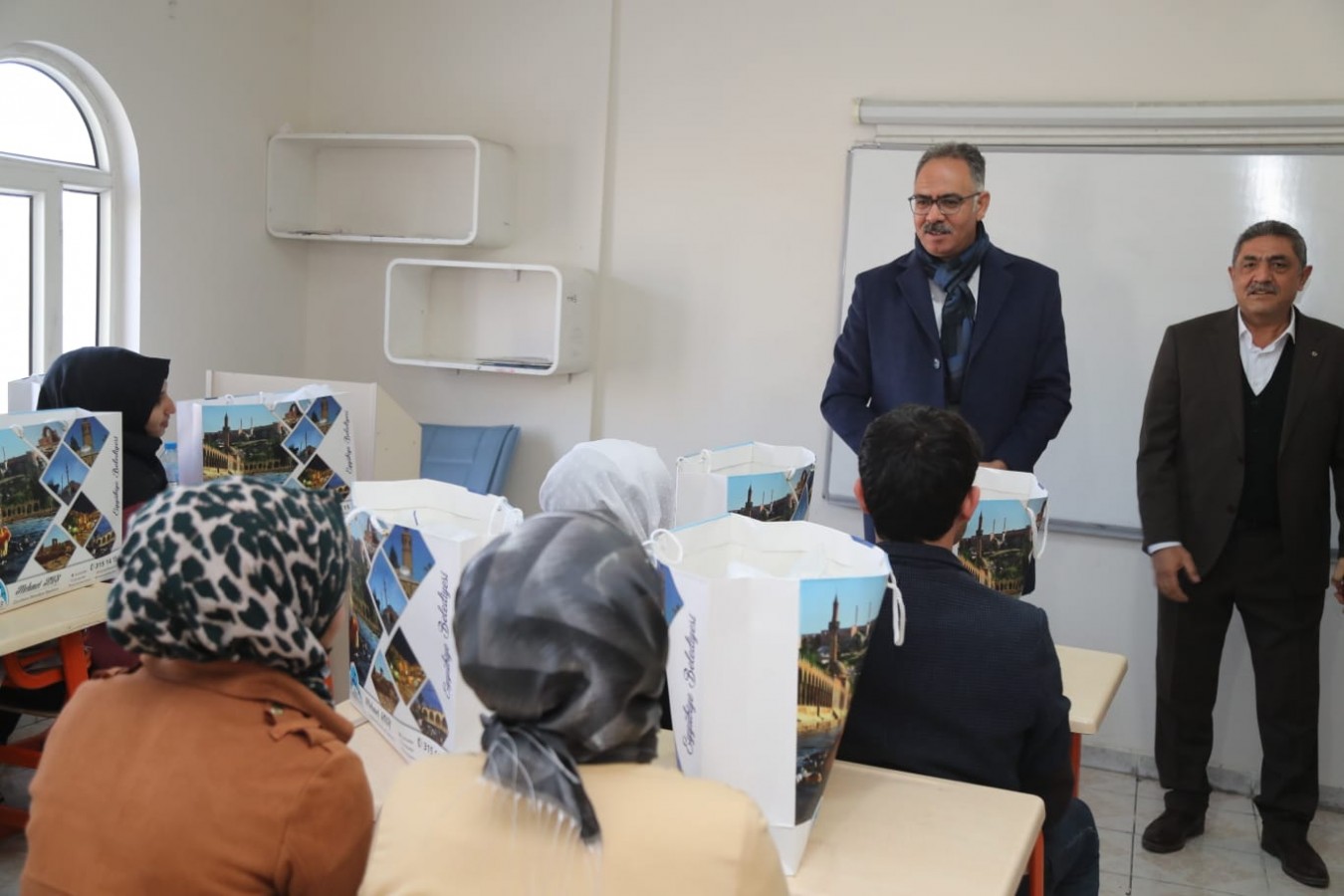 Başkan Kuş'tan Öğrencilere Eğitim Seti Desteği