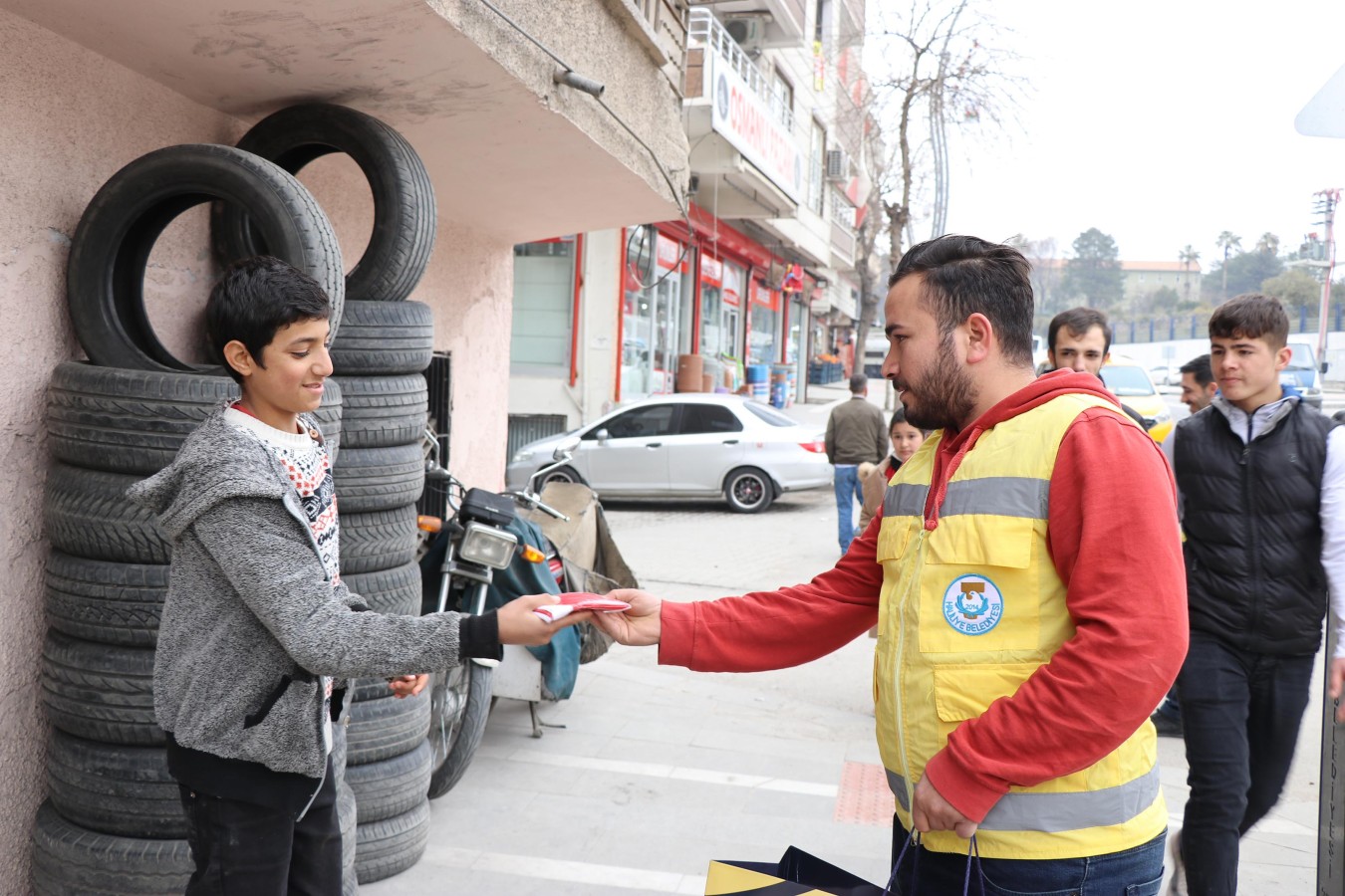 Haliliye'de Çanakkale şehitleri anısına bayrak dağıtıldı