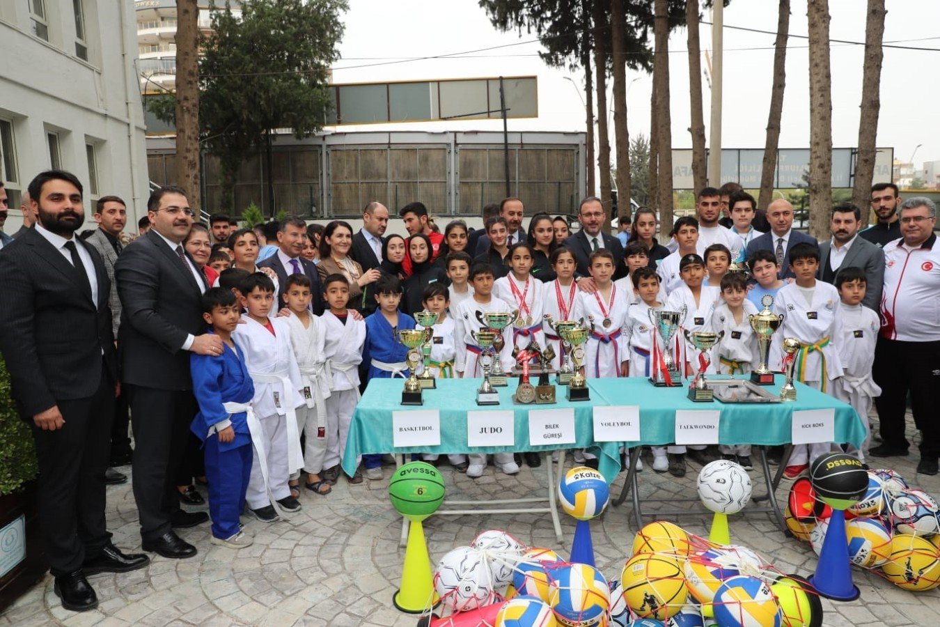 Bakan Kasapoğlu Haliliyeli sporculara madalya takdim etti