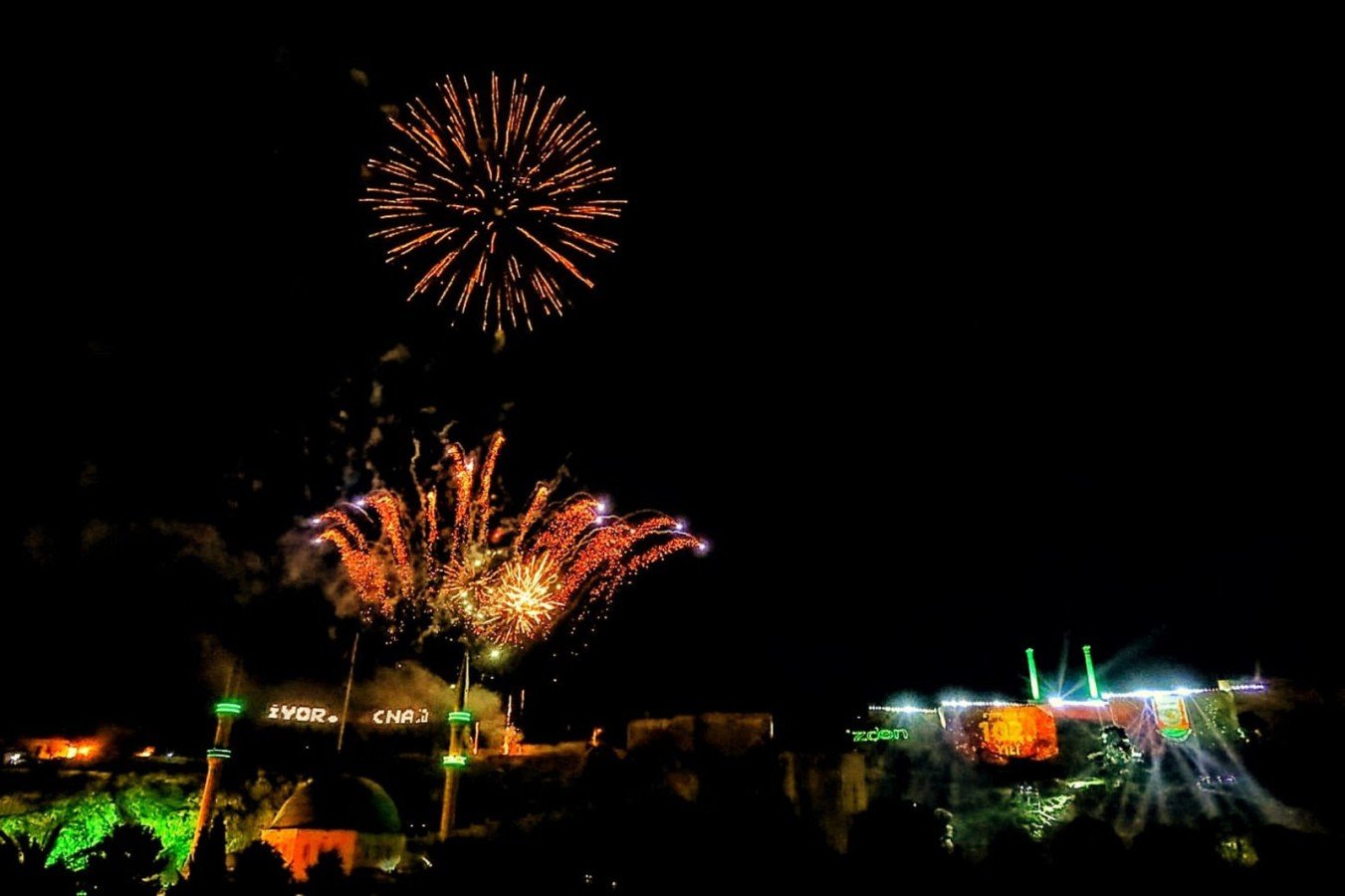 Kurtuluş temalı ışık ve lazer gösterisi tarihi Şanlıurfa kalesine yansıtıldı