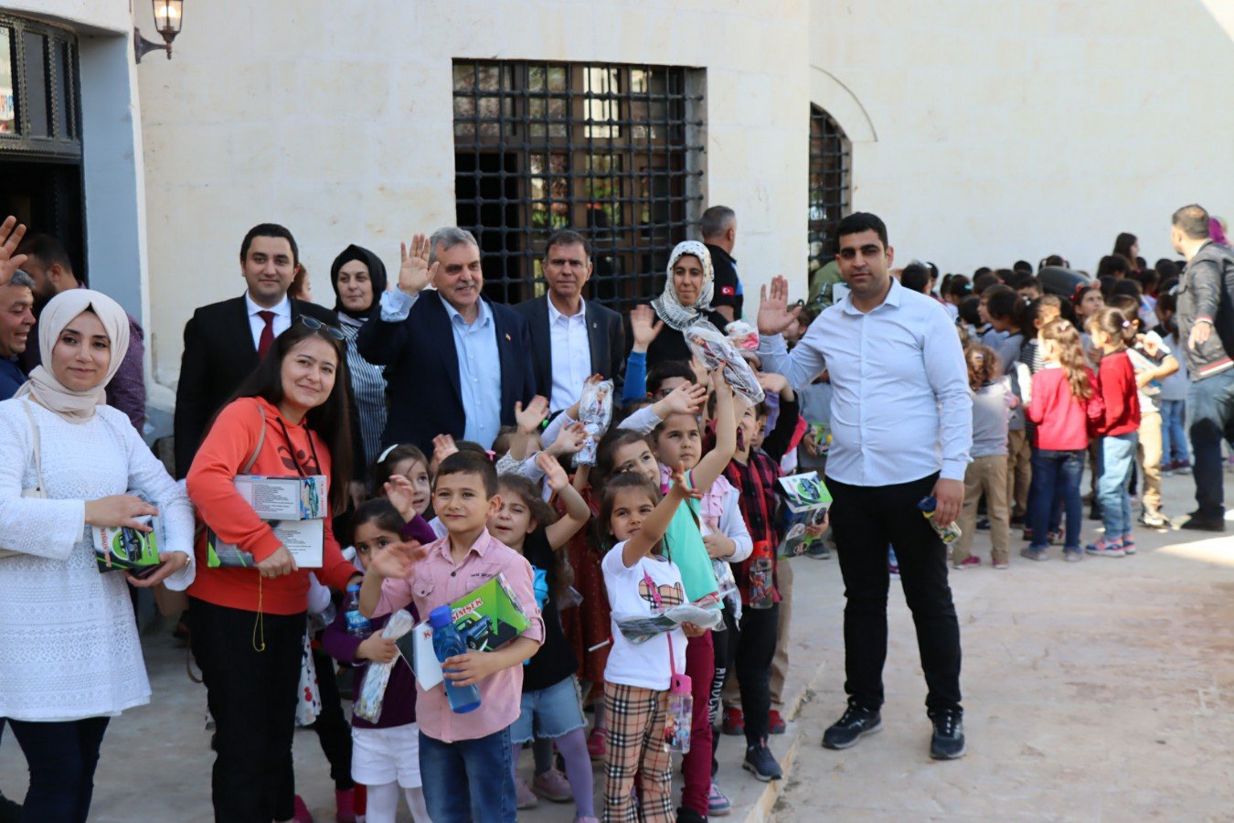 Şanlıurfa büyükşehir belediyesi çocuklara 23 Nisan sevincini erken yaşattı