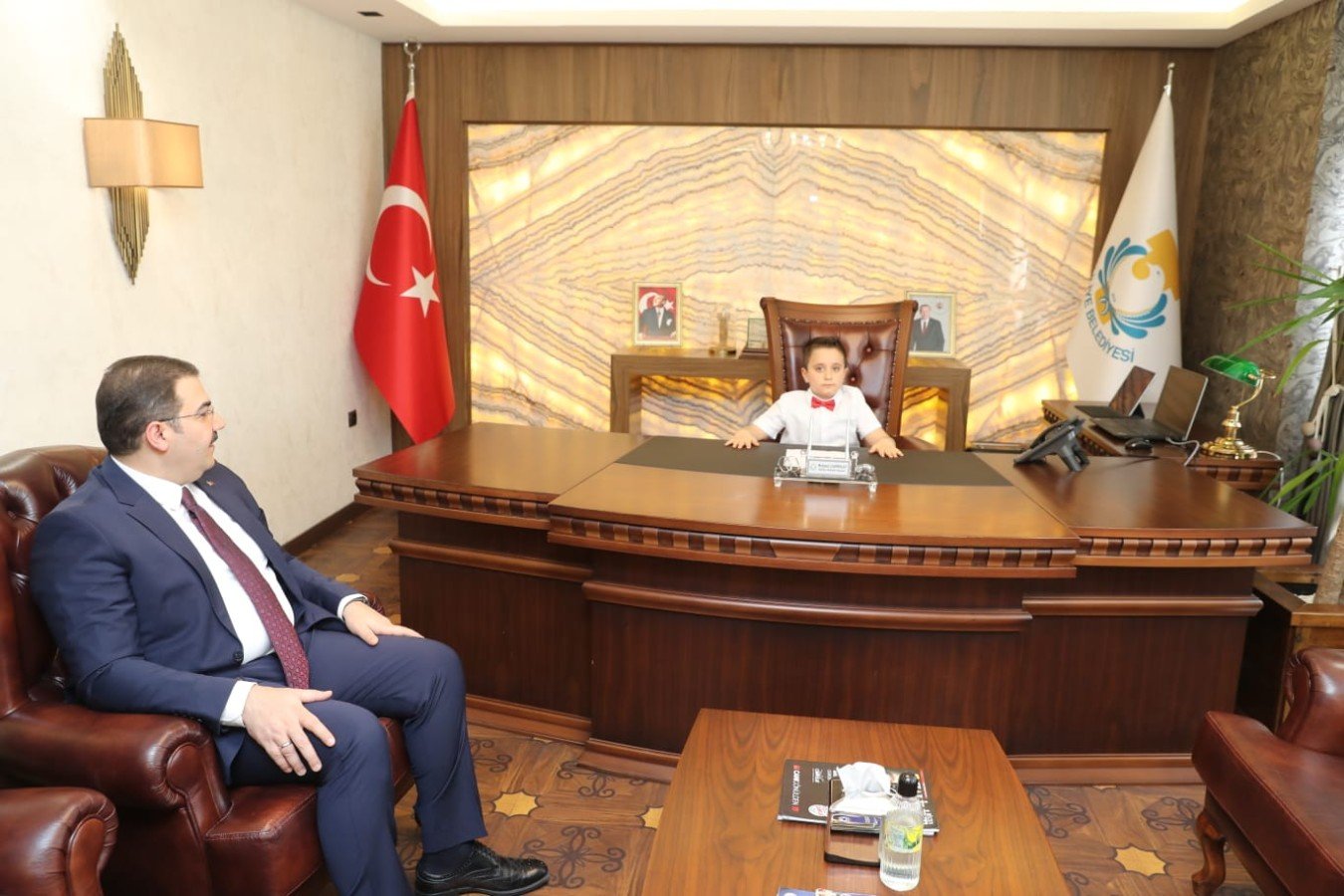 Başkan Canpolat makam koltuğunu küçük Halit'e devretti