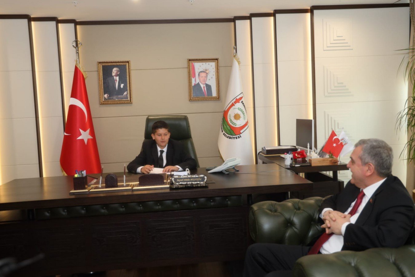 Başkan Beyazgül 23 Nisan’da koltuğunu minik Yusuf’a devretti
