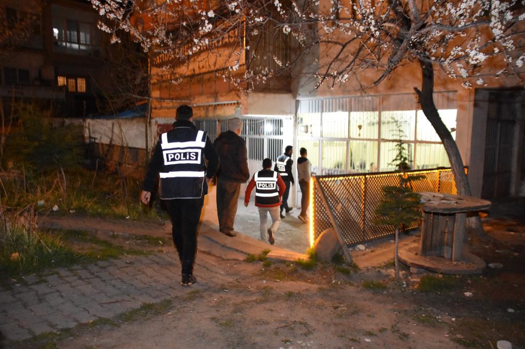 Ülke genelinde yasadışı bahis ve kumar oynatanlara operasyon