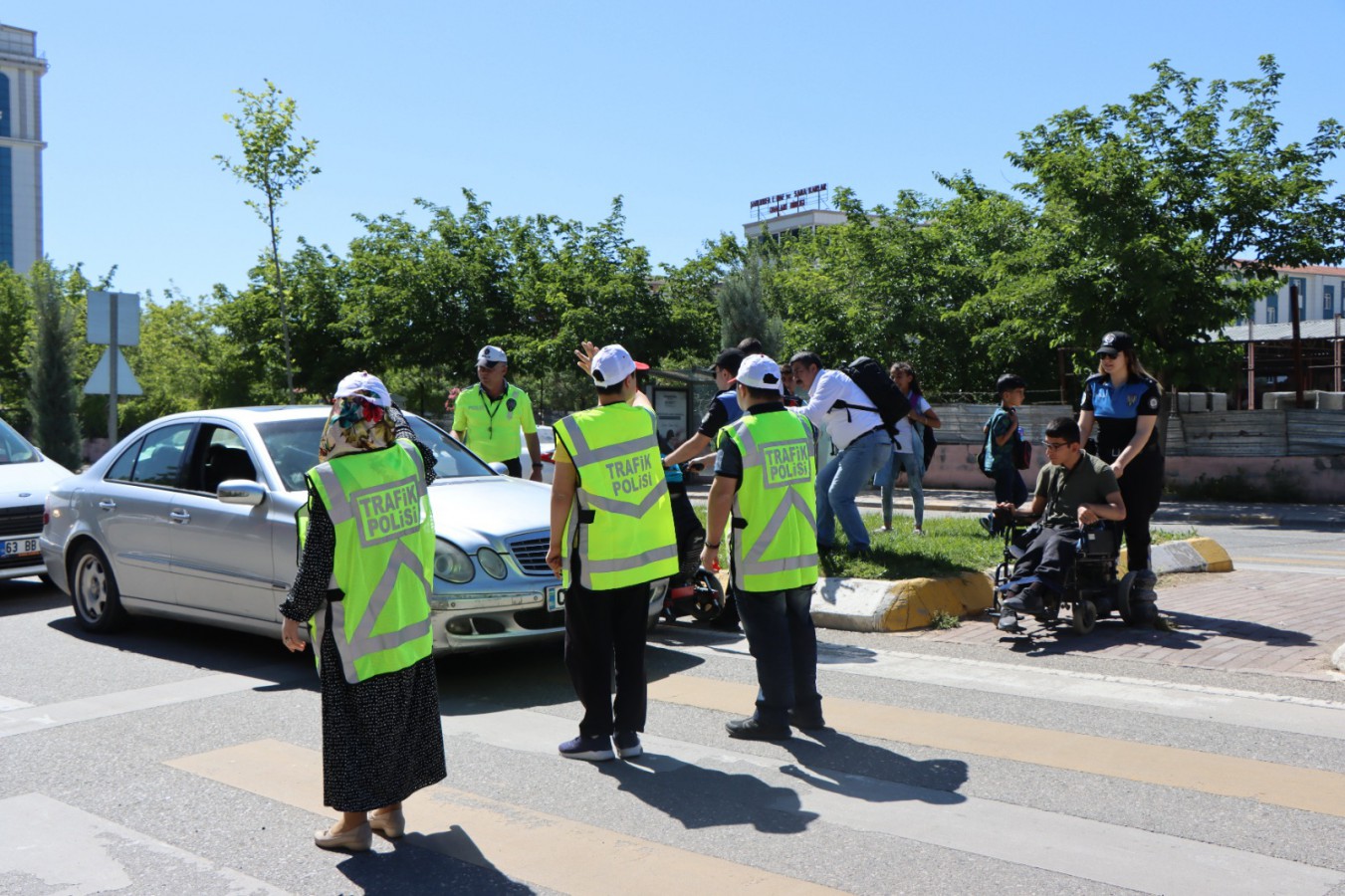 Özel çocuklar trafik polisi olup sürücüleri uyardı