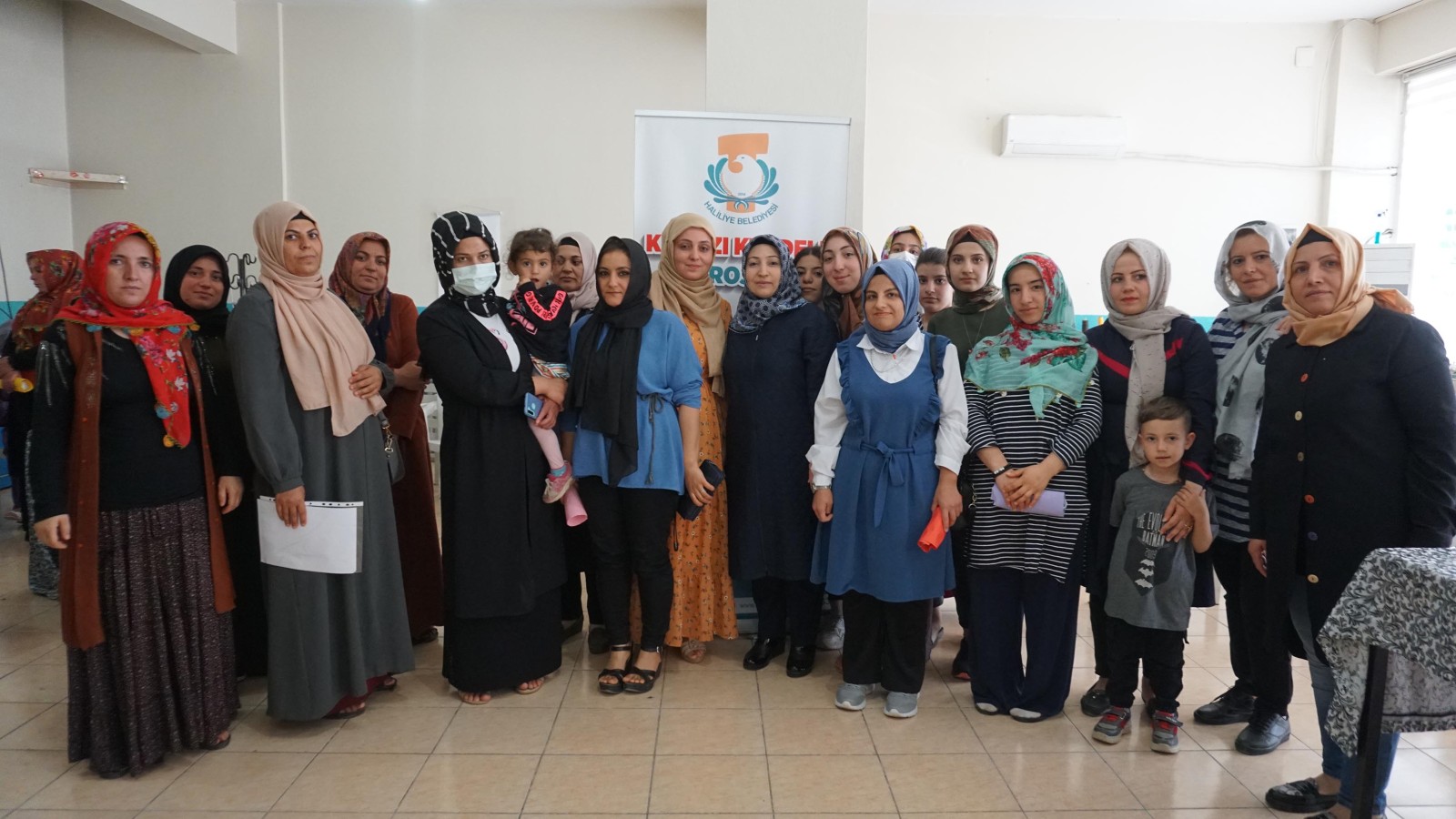 Haliliye'de okuma yazma öğrenen kadınlara sertifika verildi