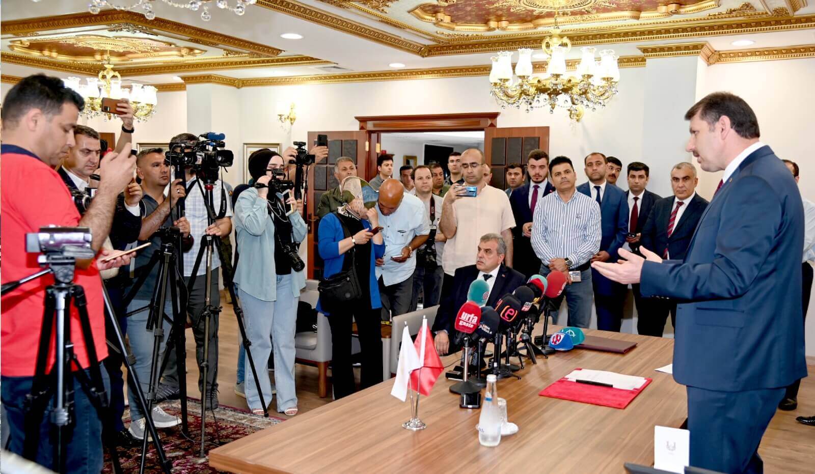 Vali Ayhan görevine başladı