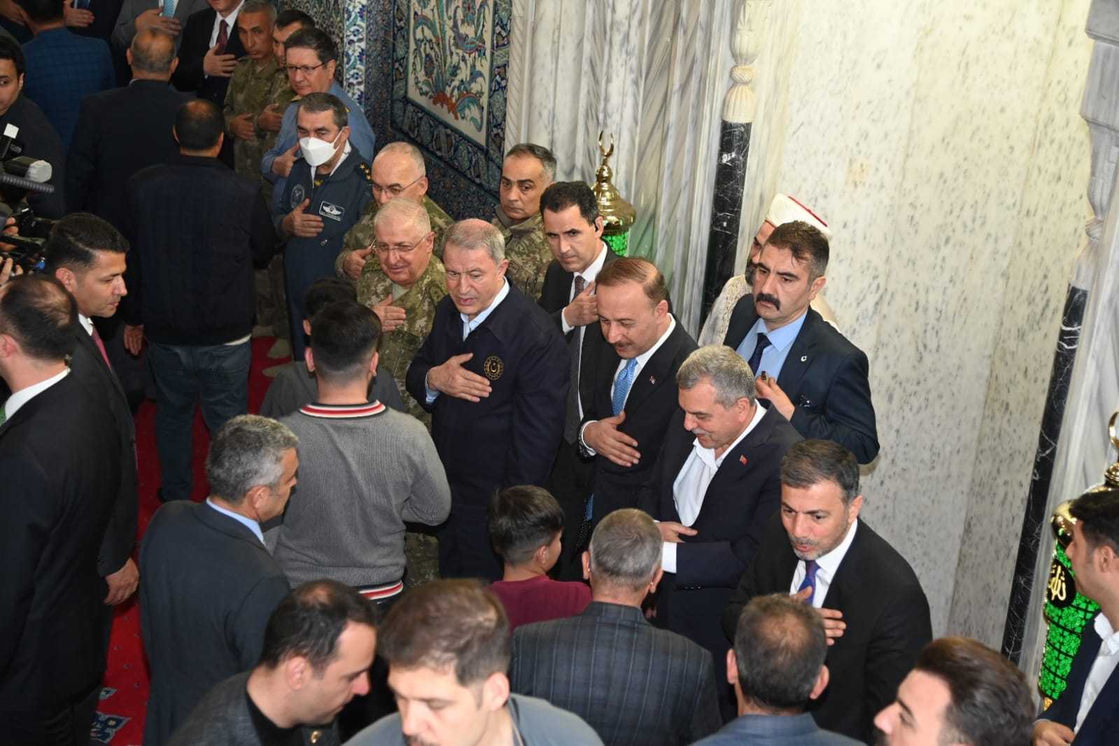 Milli Savunma Bakanı Hulusi Akar Şanlıurfalılarla Bayramlaştı