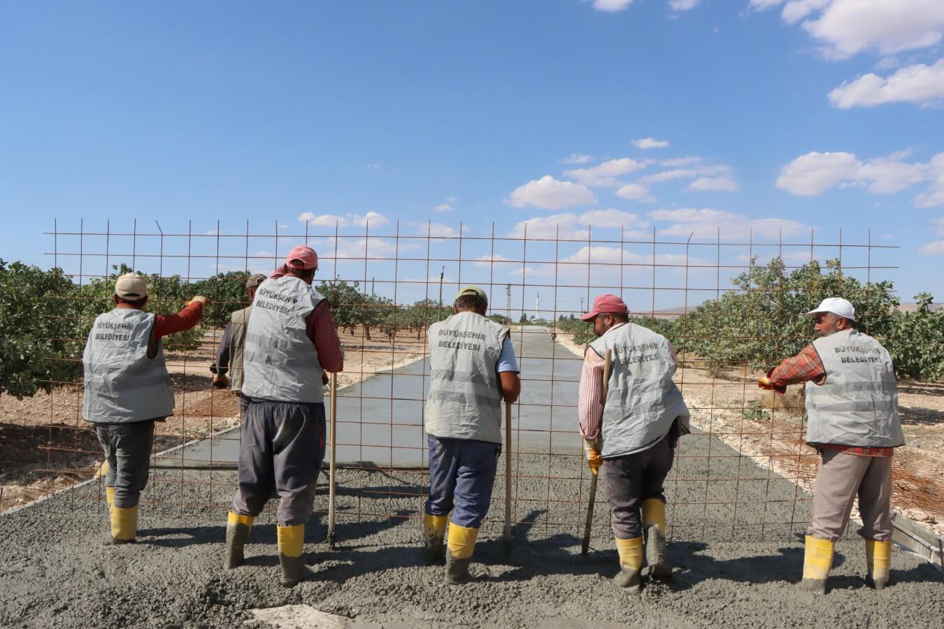 Büyükşehir'den Birecik ilçesine çelik hasırlı Beton yol uygulaması