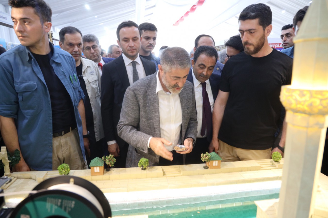 Bakan Nureddin Nebati Şanlıurfa Büyükşehir Belediyesi standında