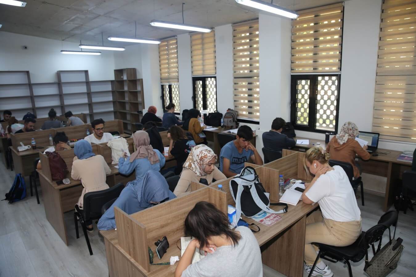 Karaköprü okuma evleri gençlere ders çalışma ortamı sunuyor