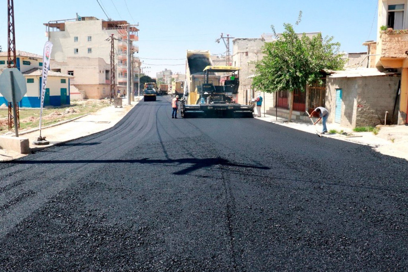 Akçakale'de bir yol daha asfaltla buluştu