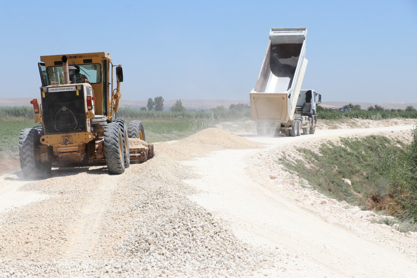 Büyükşehir’den Harran kırsalında sathi asfalt çalışması