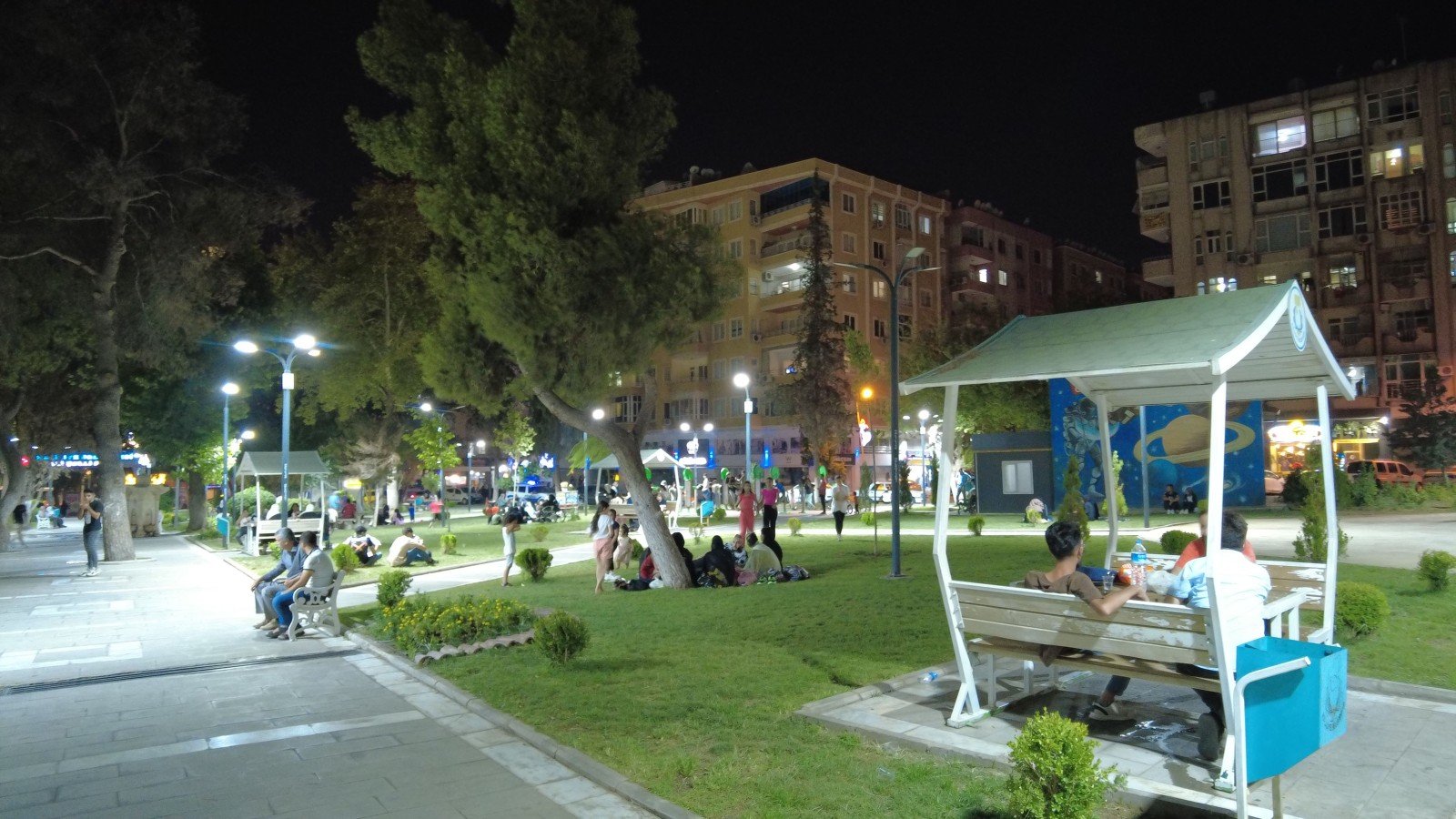Haliliye'den ışıl ışıl olan parklar ailelerin uğrak noktası