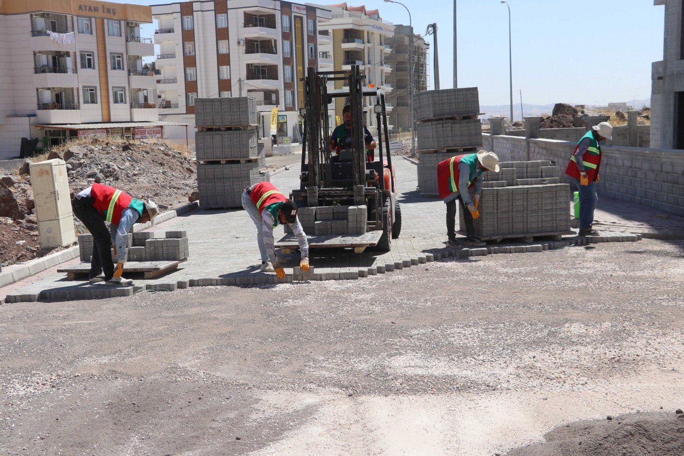 Karaköprü'de üstyapı çalışmaları sürüyor