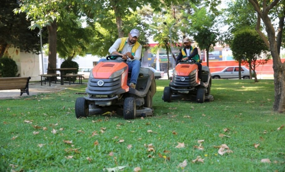 Karaköprü'de parklar bakımla güzelleşiyor