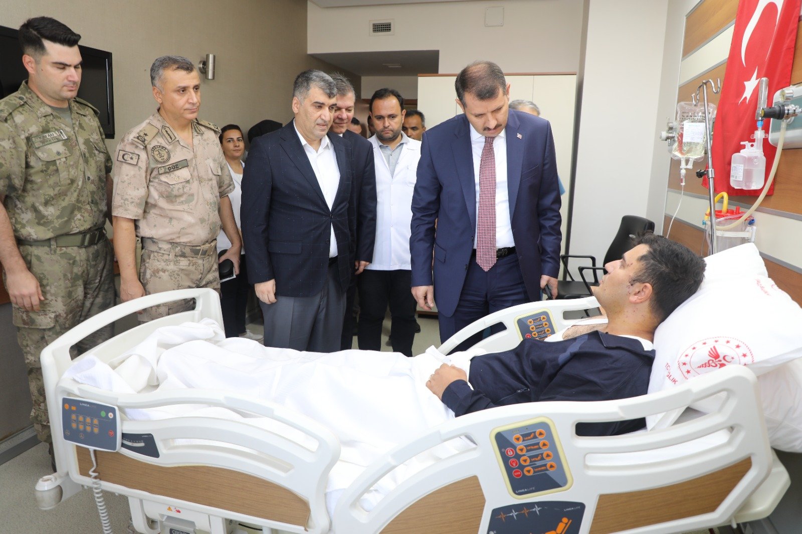 Vali Salih Ayhan, yaralı askerlerimizi hastanede ziyaret etti