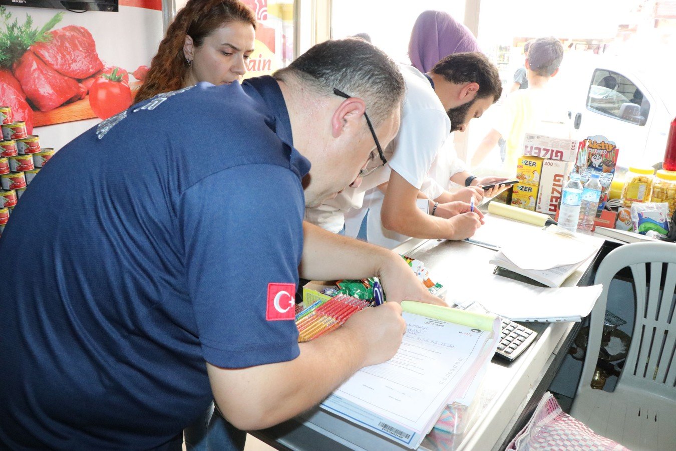 Haliliye Zabıta Ekipleri, tarihi geçmiş yüzlerce ürüne el koydu