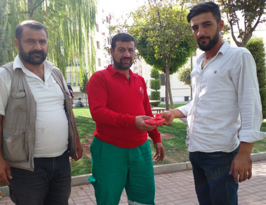 Düşürülen para sahibine teslim edildi