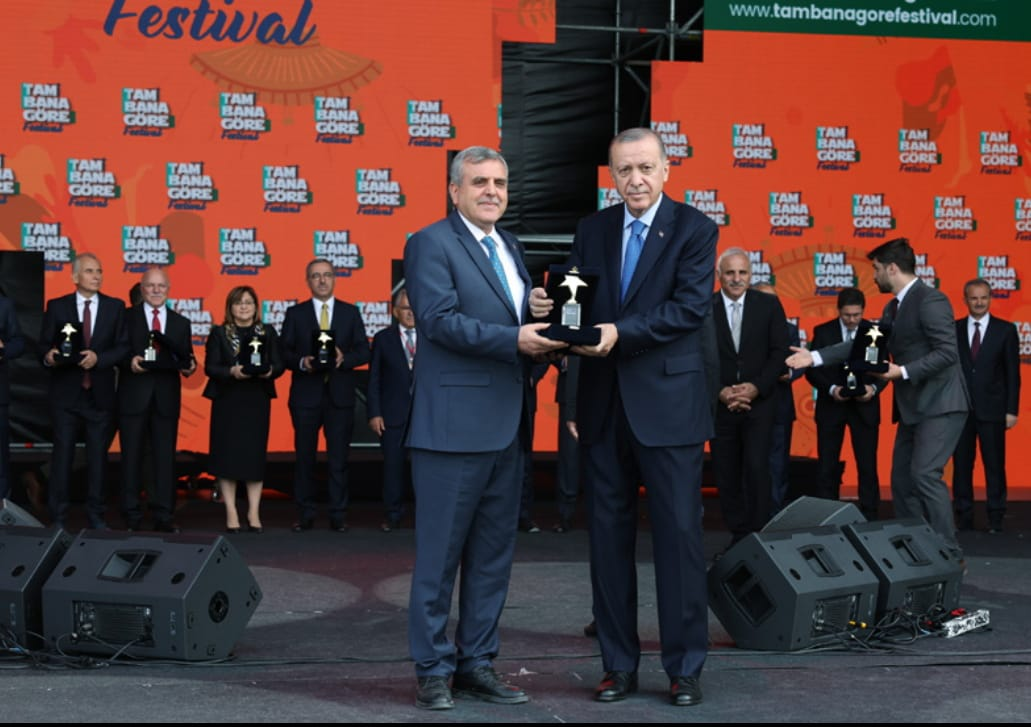 Başkan Beyazgül'e gençliğe yatırım ödülü