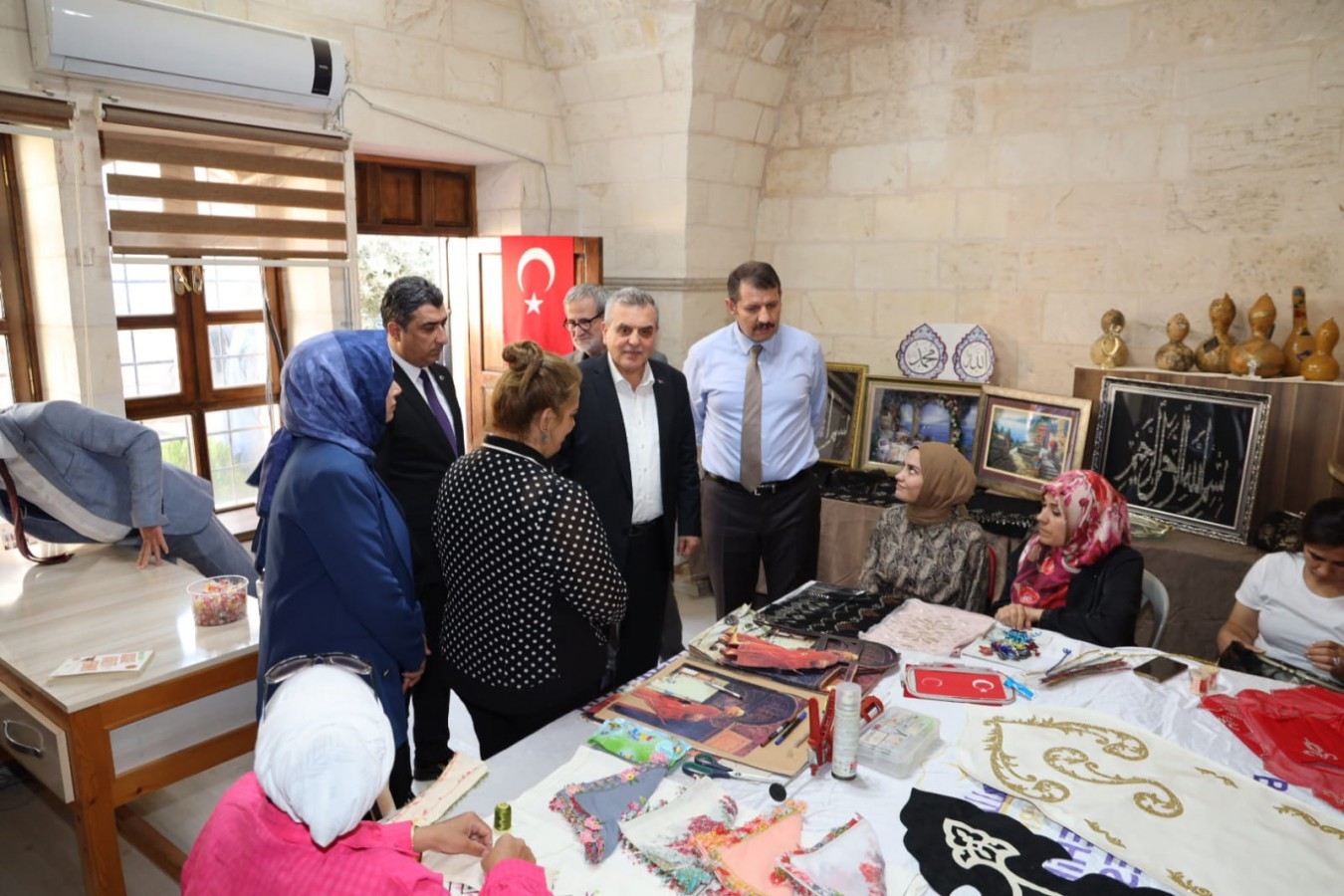 Başkan Beyazgül ile Vali Ayhan Sanat Sokağındaki Atölye çalışmasına katıldı