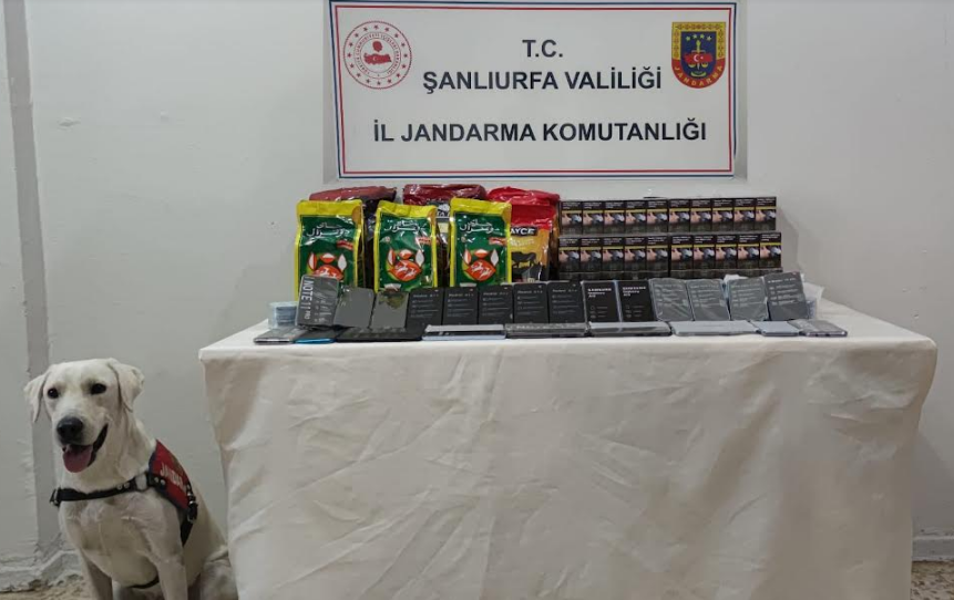 Şanlıurfa'da durdurulan tır'da kaçak sigara ve telefonlara el konuldu
