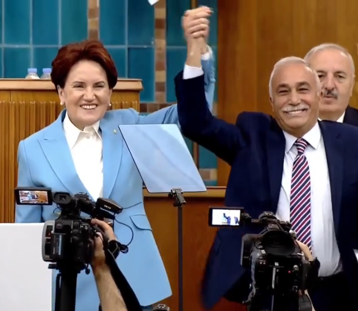 Akşener, Fakıbaba'nın rozetini taktı