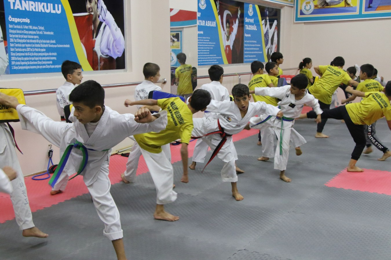 Haliliyeli çocuklar sporla tanışıyor