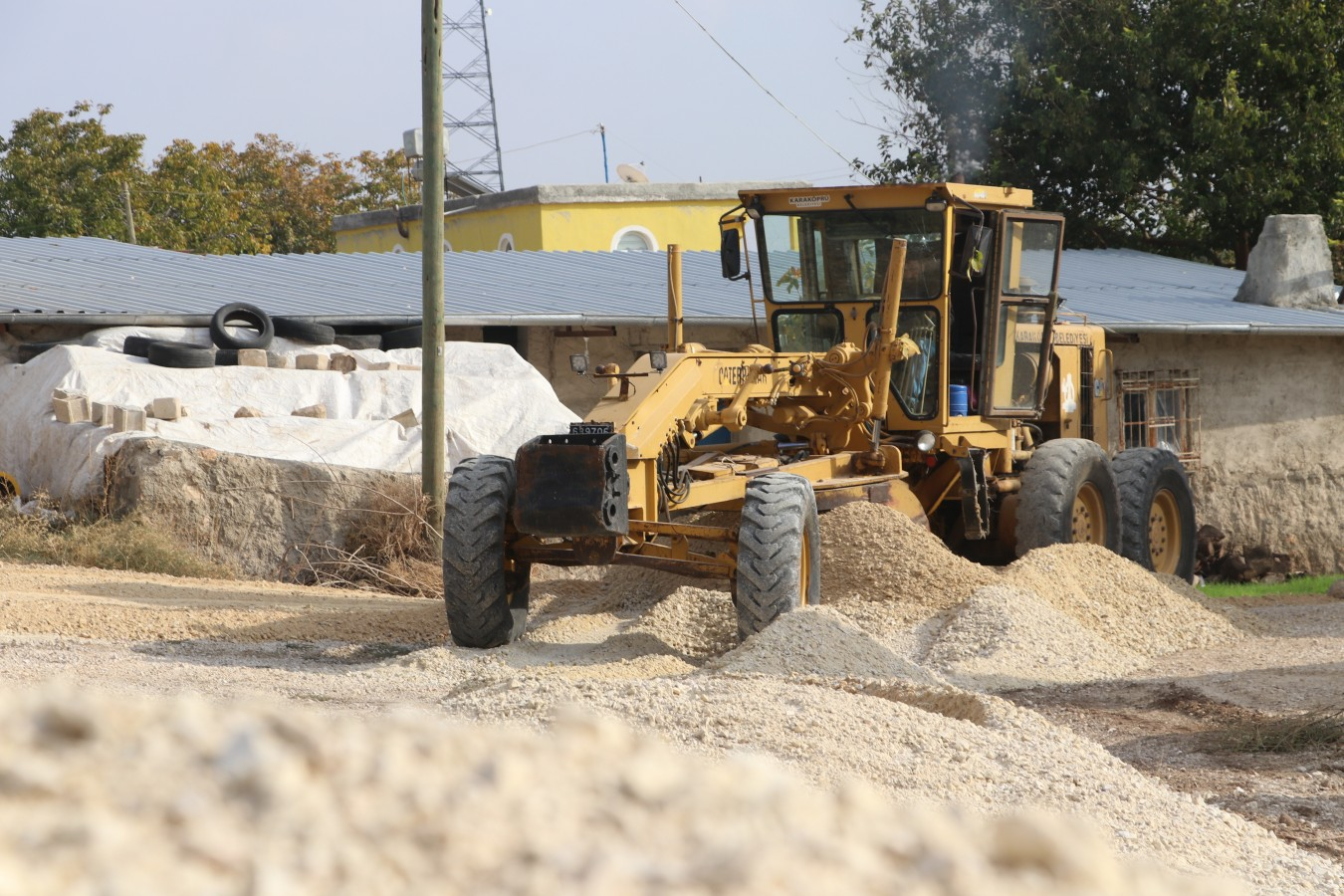 Karaköprü kırsalında kış öncesi üstyapı çalışmaları sürüyor