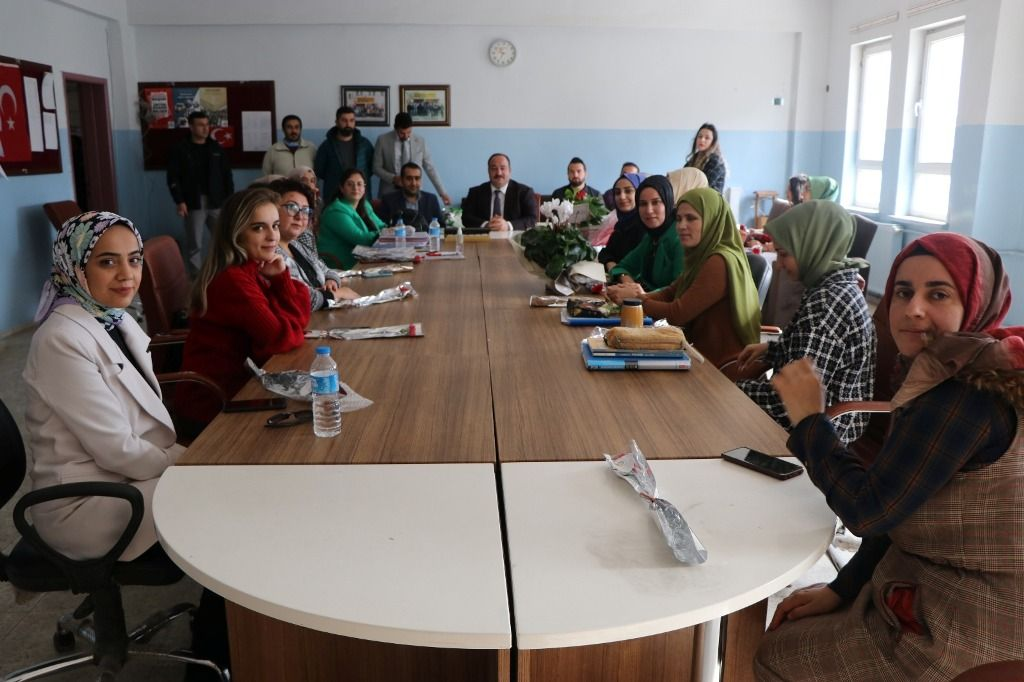 Başkan Ekinci'den Öğretmenlere karanfil