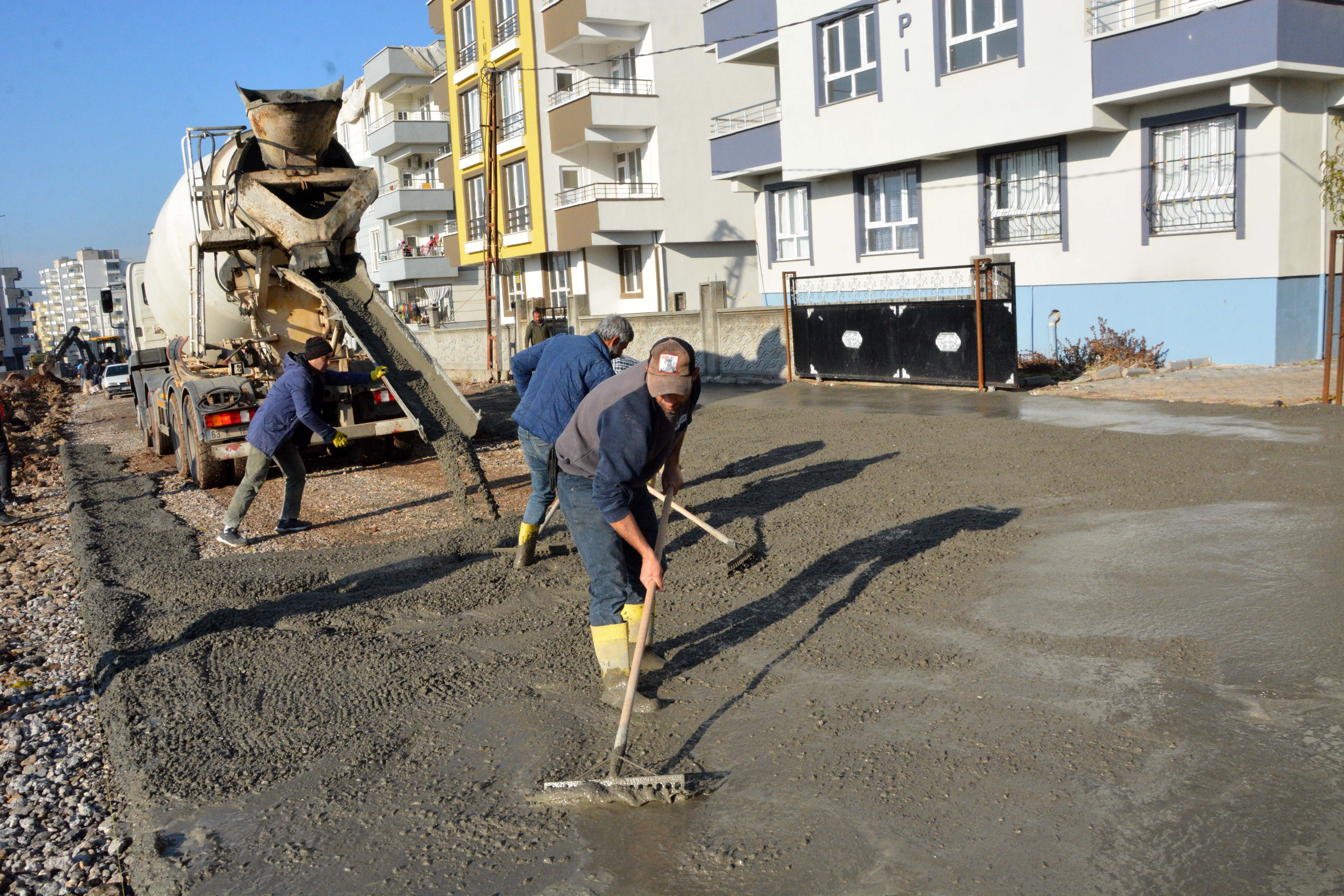 Siverek'te beton yol çalışmaları sürüyor
