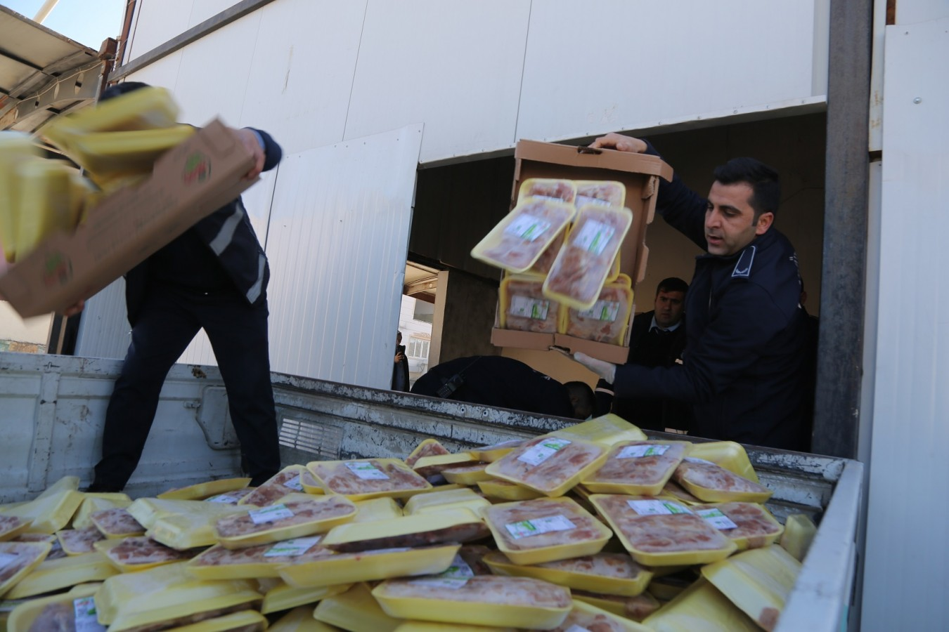 Eyyübiye'de tarihi geçmiş 7 ton tavuk imha edildi