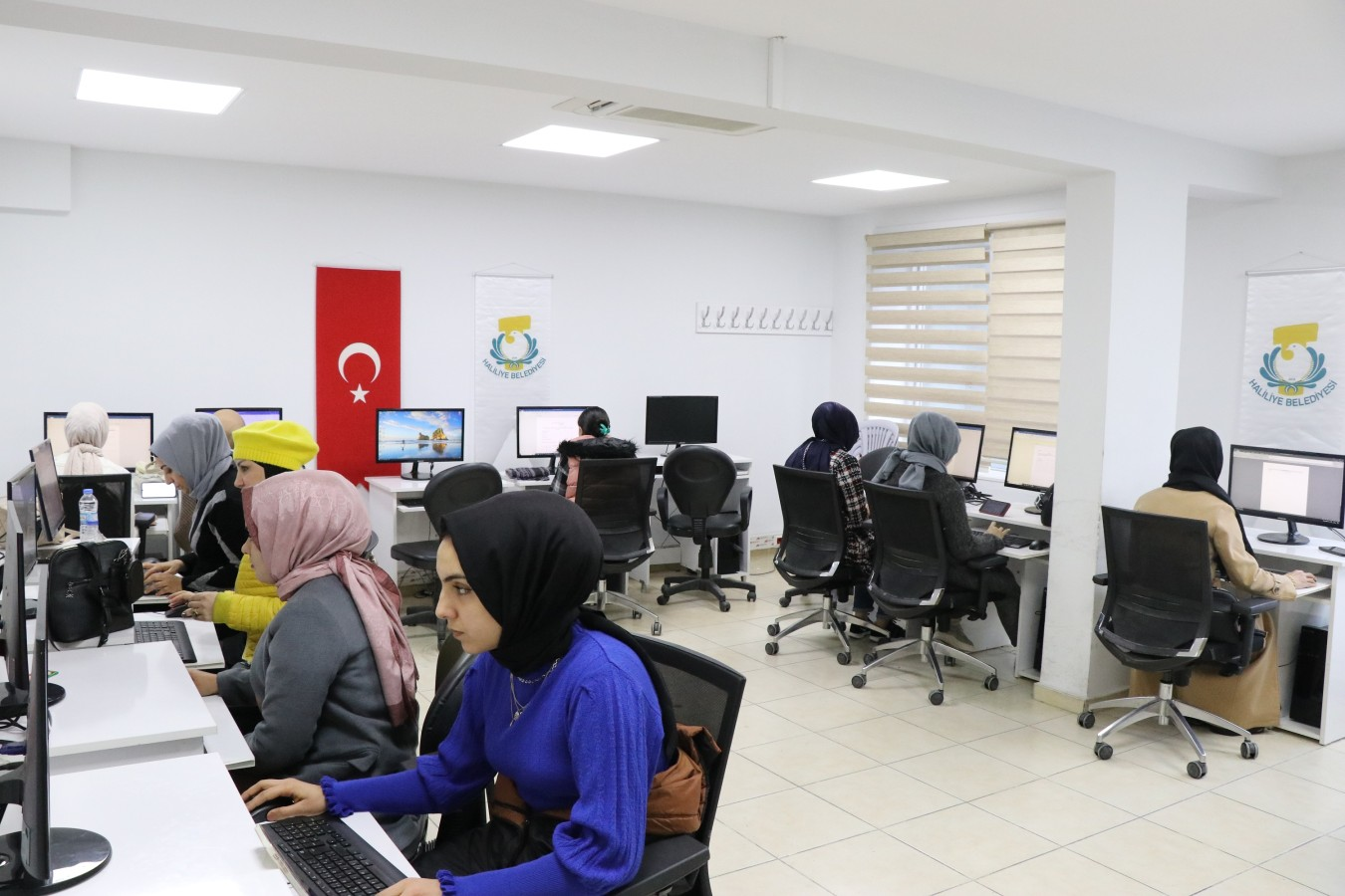 Haliliye Belediyesi'nin açtığı bilgisayar kursuna yoğunlu ilgi sürüyor