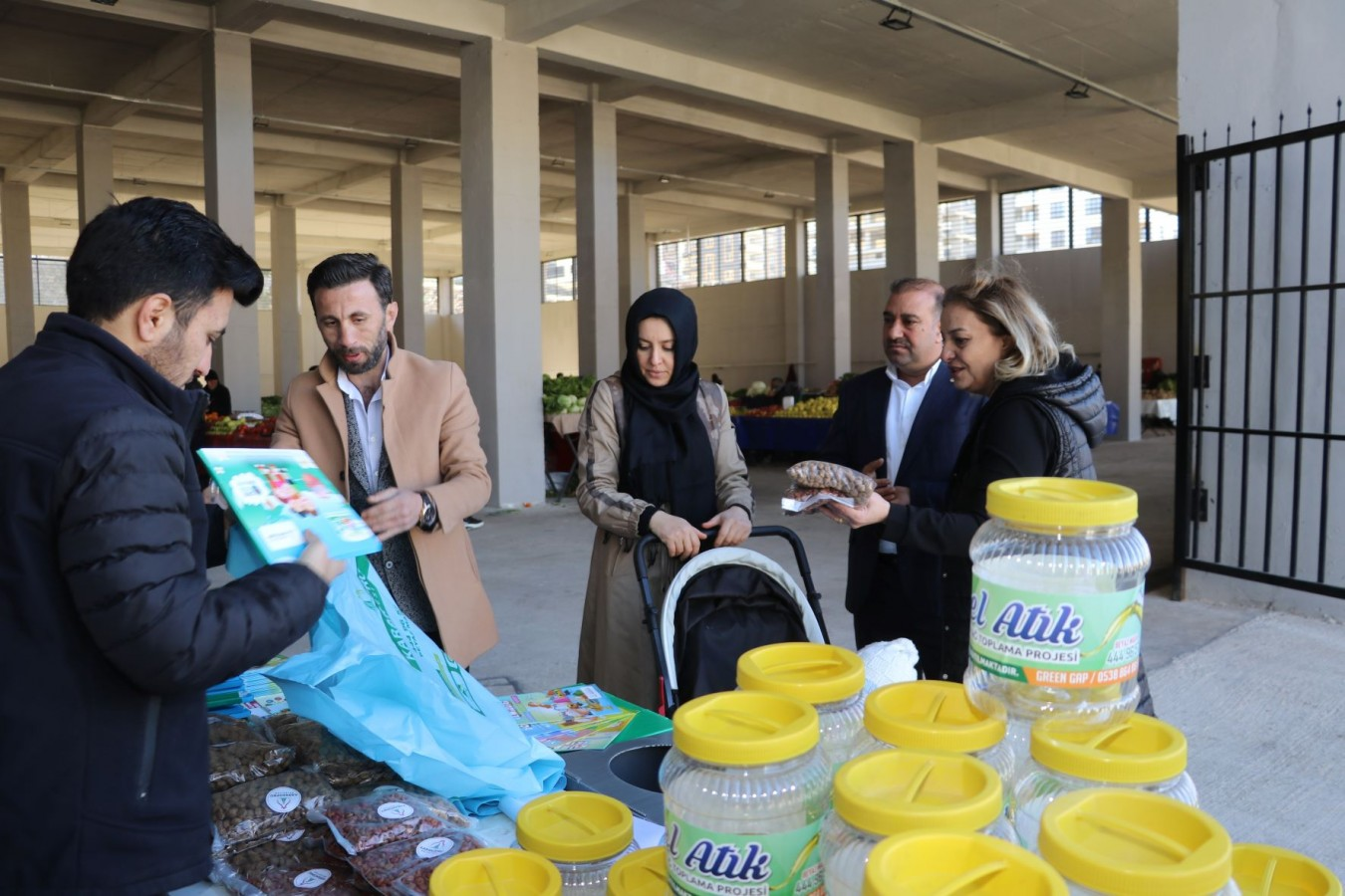 Karaköprü'de vatandaşlara sıfır atık ve geri dönüşüm anlatılıyor