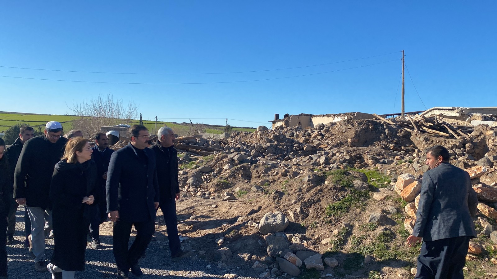 Başkan Canpolat depremden etkilenen mahalleleri ziyaret etti