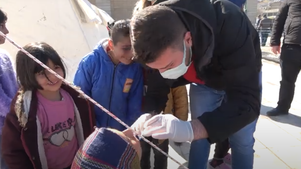 Urfa'daki depremzedelerin ağız ve diş taraması yapıldı