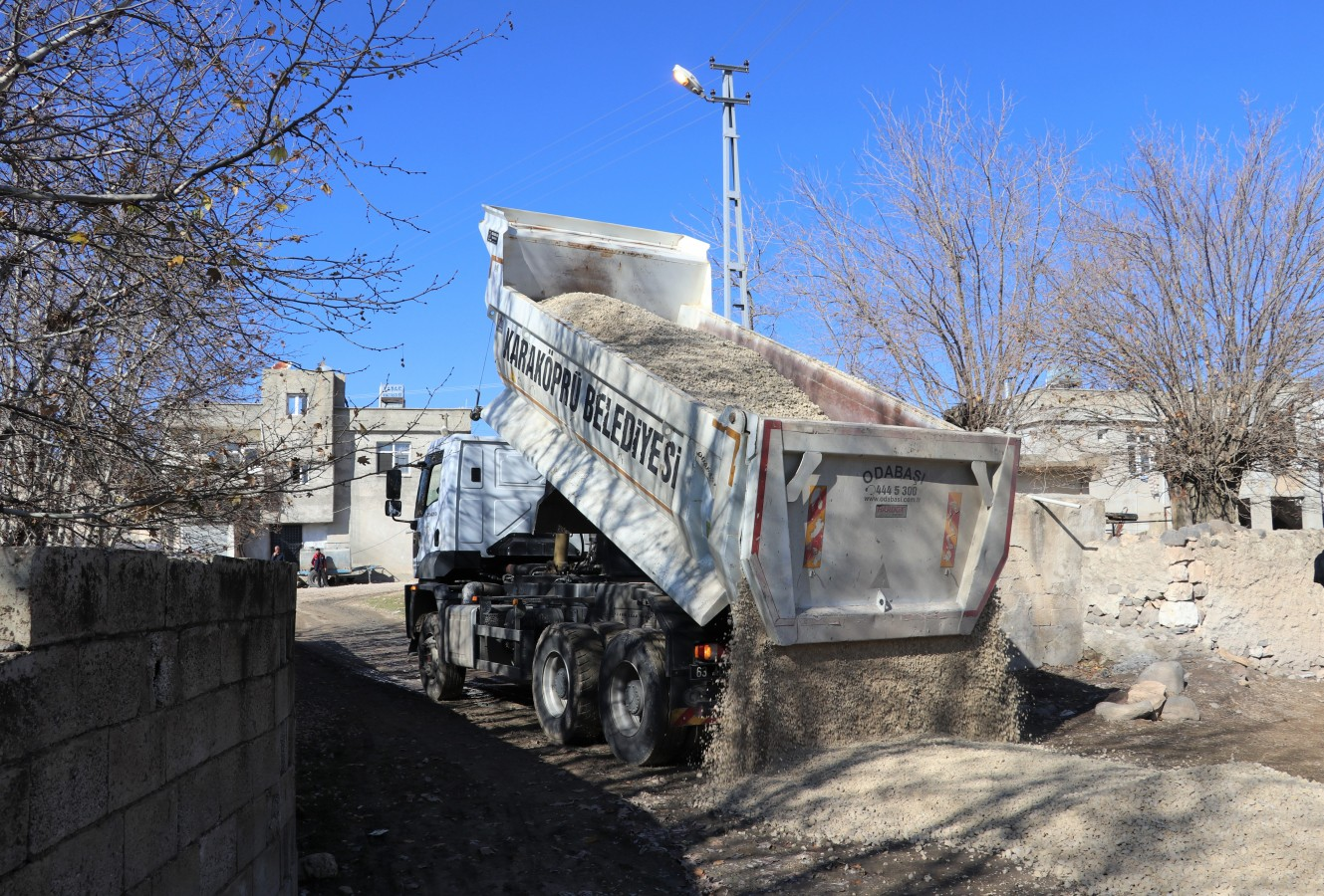 Karaköprü'de çamurlu yol kalmıyor