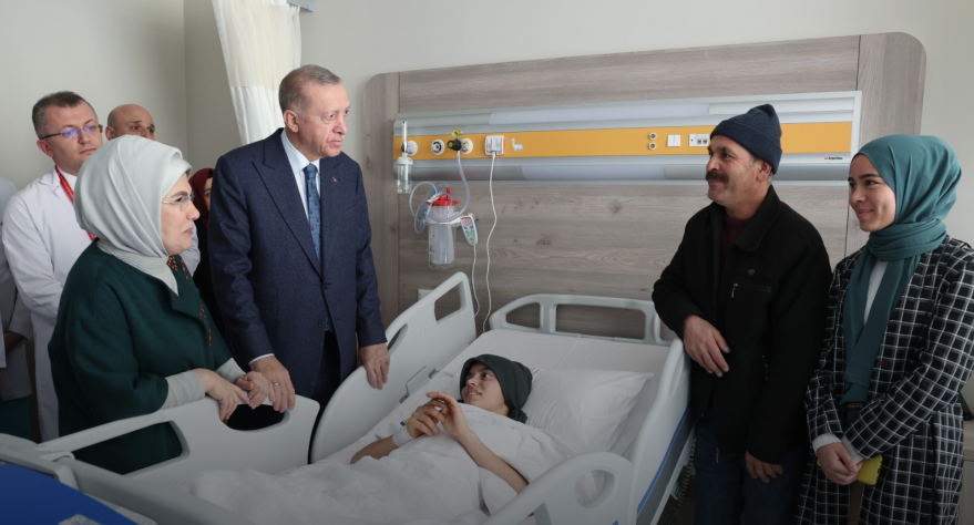 Cumhurbaşkanı Erdoğan, depremzedeleri ziyaret etti